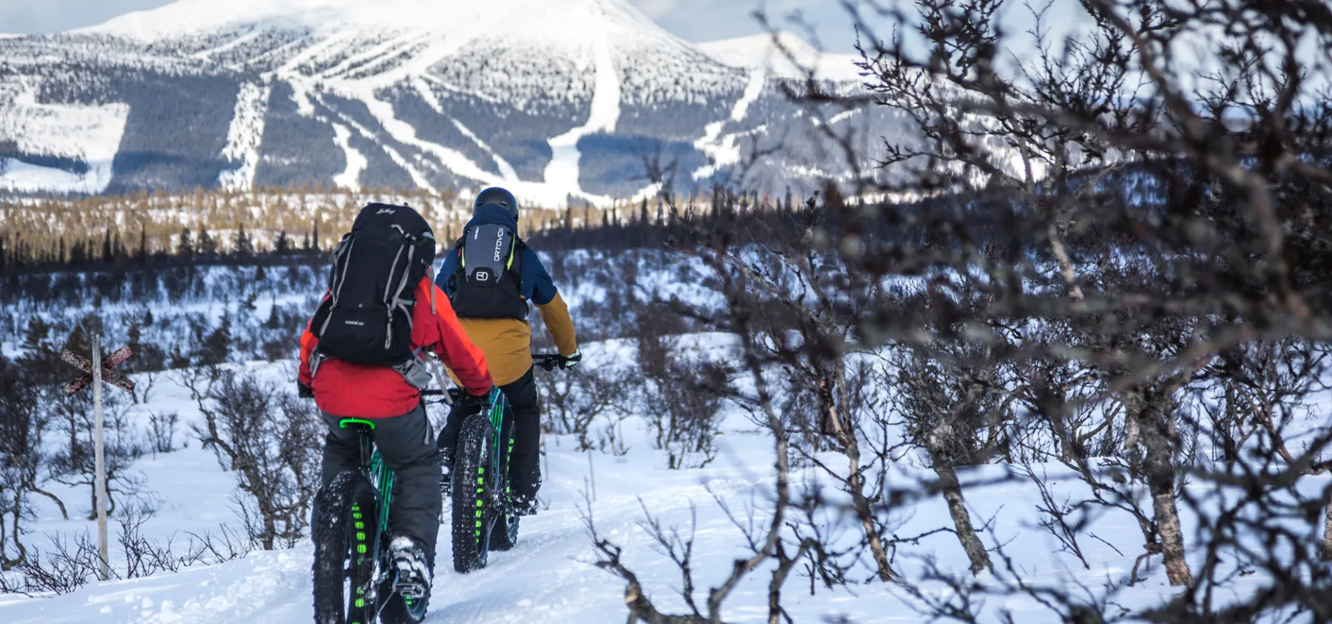 Fatbikeåkare med Hovärken i bakgrunden