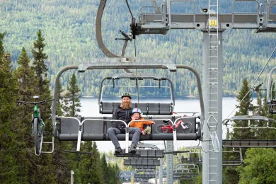 Barn i lift på sommaren 